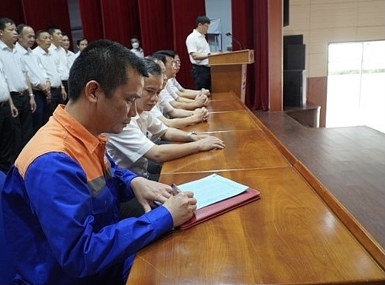 Yêu cầu người lao động đặt câu hỏi và trả lời về an toàn trước khi vào làm việc
