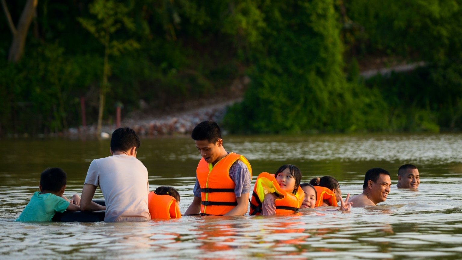 Tắm sông "giải nhiệt" mùa hè: cần lưu ý đến những quy tắc an toàn