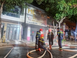 Đà Nẵng: Cháy lớn ở cửa hàng bán đồ mẹ và bé, 5 người thoát thân