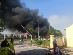 Đang cháy lớn tại Khu công nghiệp Quang Minh - Hà Nội