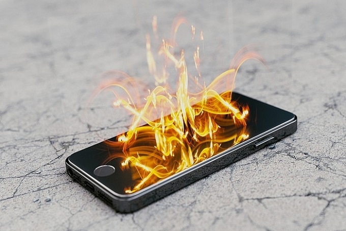 Lưu ý khi sạc pin điện thoại di động đề phòng nguy cơ cháy nổ