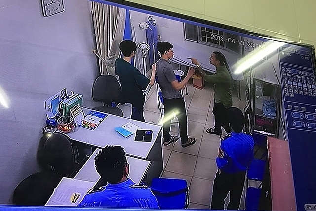 Có nên bổ sung quy định chống bạo hành cán bộ y tế trong Luật Khám chữa bệnh?