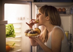 Thói quen ăn khuya có ảnh hưởng gì đến cơ thể?