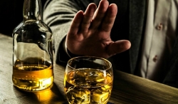 Uống rượu trước khi ngủ và 4 nguy cơ với sức khỏe được chuyên gia cảnh báo