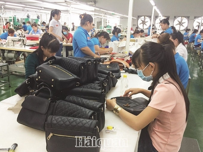 Sản xuất giày dép - túi xách tại Công ty Giày Viễn Thịnh (Long An). Nguồn: Báo Hải Quan.