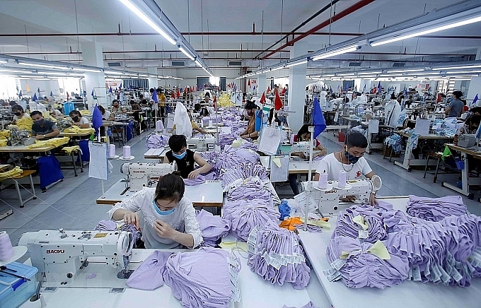 Công nhân sản xuất các sản phẩm may mặc xuất khẩu tại Công ty Cổ phần May và Dịch vụ Hưng Long (Hưng Yên). Ảnh: PHẠM KIÊN.