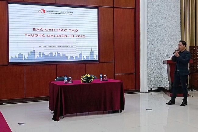 Phó chủ tịch VECOM Bùi Trung Kiên tại buổi công bố báo cáo “Đào tạo thương mại điện tử tại các trường đại học năm 2022”. Ảnh Tuấn Việt