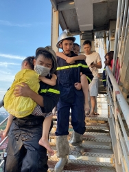 Nỗ lực dập lửa giải cứu 4 người khỏi đám cháy tại chung cư ở Hà Nội