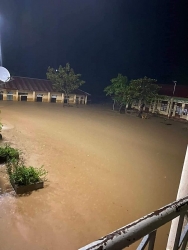 Sập cầu treo, lũ cuốn trôi người, trường "biến" thành sông do mưa lớn ở Sơn La