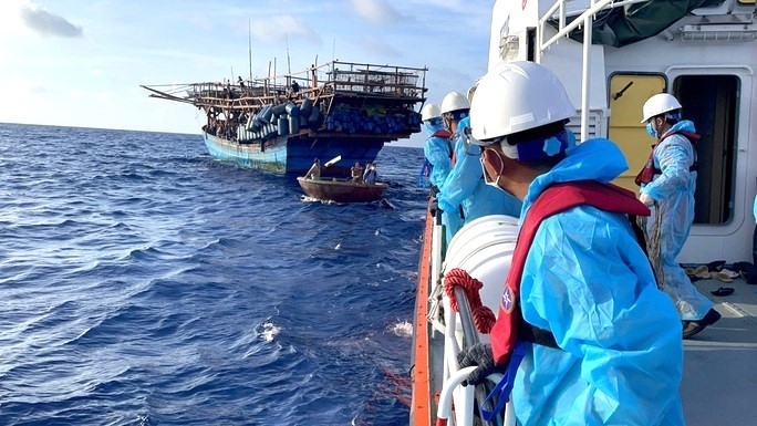 KKiến thức an toàn cho thuyền viên, ngư dân làm việc trên biển mùa mưa bão