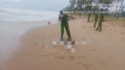Lực lượng chức năng đang thực hiện khám nghiệm 7 thi thể trôi dạt vào bãi biển Phú Quốc