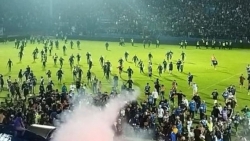 Bạo loạn kinh hoàng trong trận bóng đá ở Indonesia khiến ít nhất 127 người chết