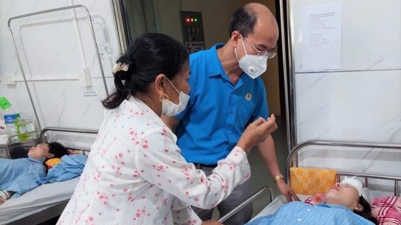 Nghệ An: LĐLĐ huyện Tân Kỳ thăm hỏi, hỗ trợ các công nhân bị tai nạn giao thông