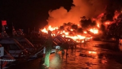 Nhiều ca nô và tàu gỗ du lịch bốc cháy dữ dội tại Đồn Biên phòng Cửa Đại