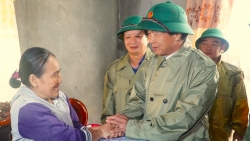 Phó Thủ tướng Lê Văn Thành thăm, tặng quà người dân ở vùng lũ tại Thừa Thiên Huế