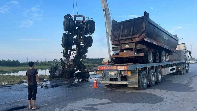 Lực lượng chức năng giải phóng hiện trường sau vụ tai nạn.