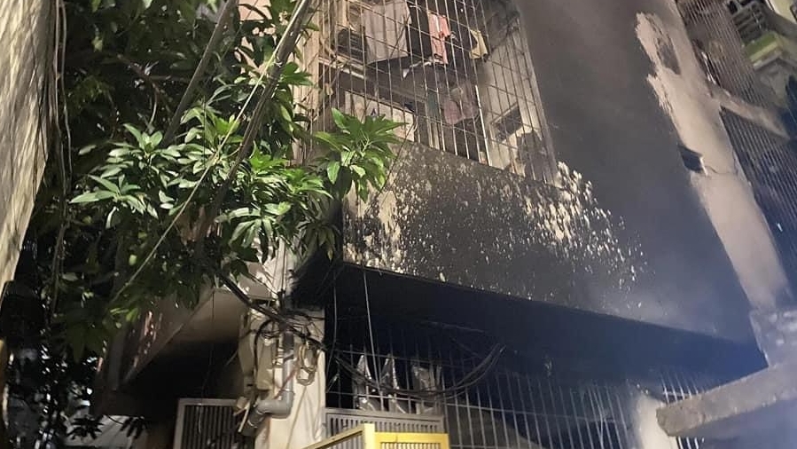 Cháy lớn tại Cầu Giấy, giải cứu thành công 11 người bị mắc kẹt trong căn nhà 6 tầng