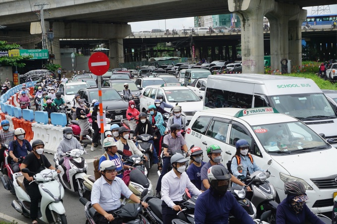 Ùn tắc tại cầu vượt Nguyễn Hữu Cảnh: Nỗi ám ảnh giờ tan tầm
