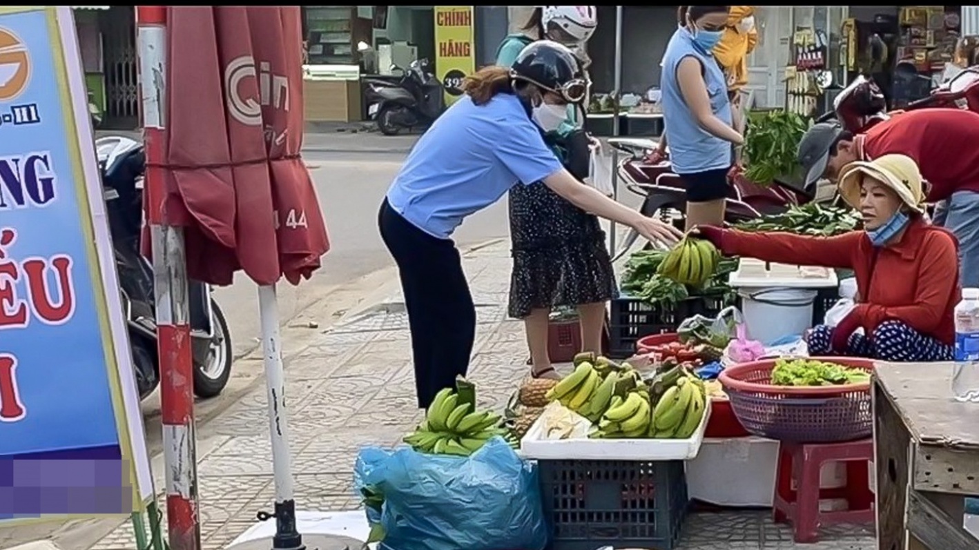 Chợ tự phát bán thực phẩm cho công nhân: Tiện nhưng nhiều nguy hại