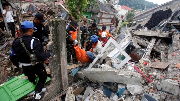 51 trường học tan hoang, 1.300 người thương vong do ảnh hưởng của động đất ở Indonesia