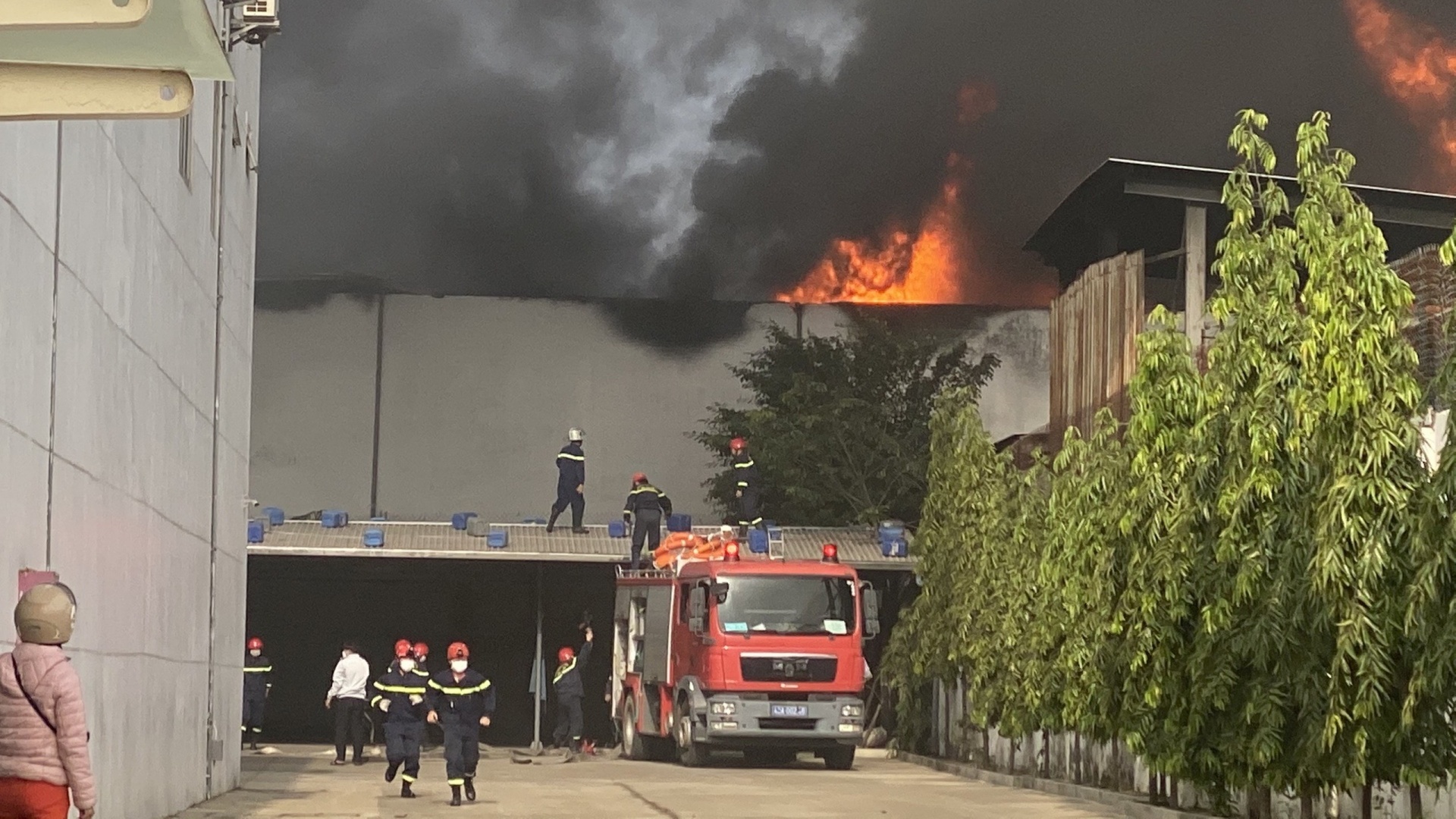 Đà Nẵng: Cháy lớn tại nhà máy nhựa trong Khu Công nghiệp Hòa Khánh