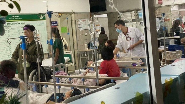 73 học sinh Trường Tiểu học Kim Giang có biểu hiện ngộ độc phải nhập viện