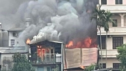 Hà Nội: Cháy lớn tại một xưởng gỗ trong khu dân cư