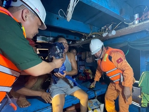 Một thuyền viên bị máy xay đá nghiền nát bàn tay khi đang làm việc trên tàu