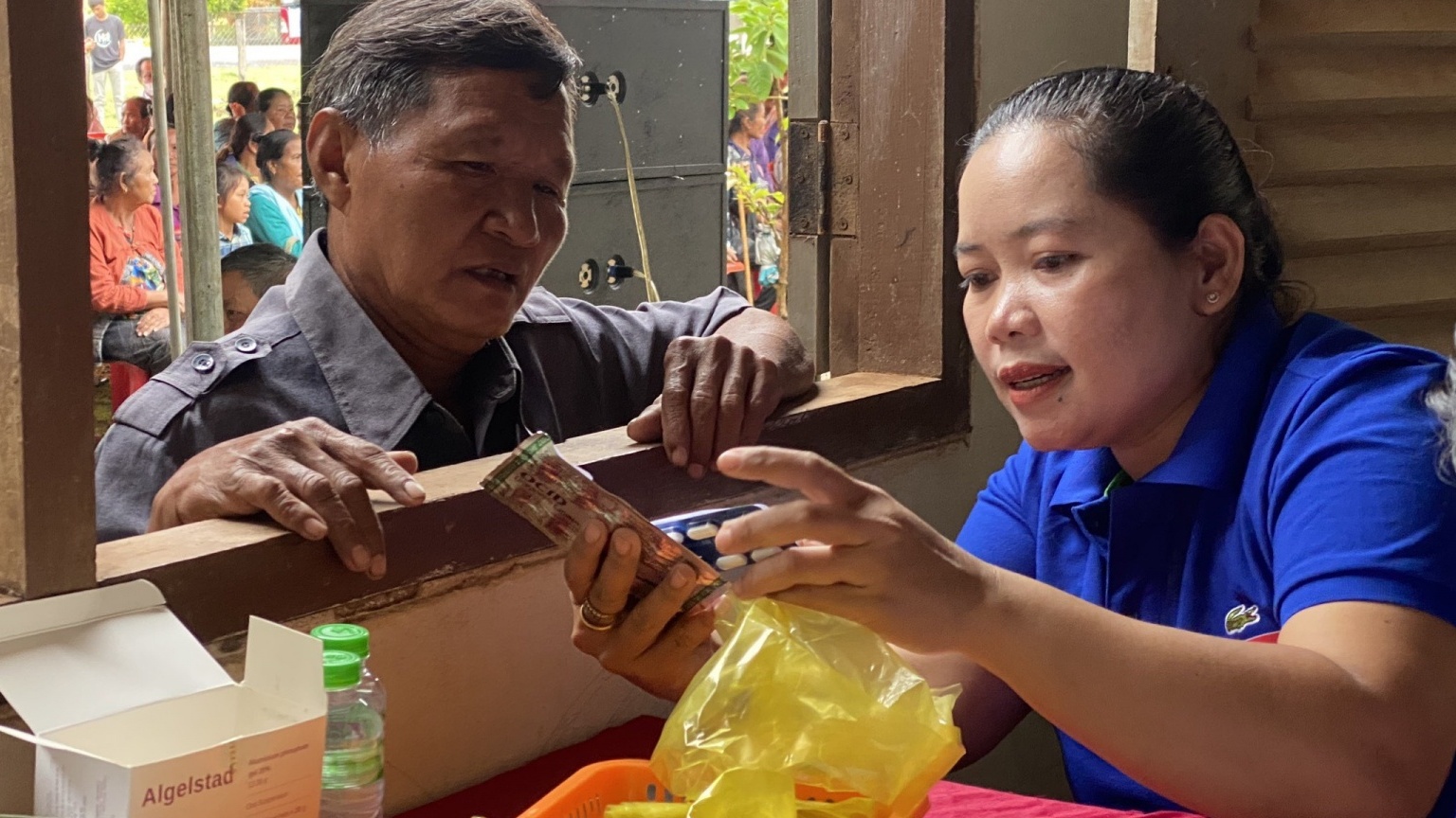 Khám bệnh và phát thuốc miễn phí cho 2.000 người dân Lào