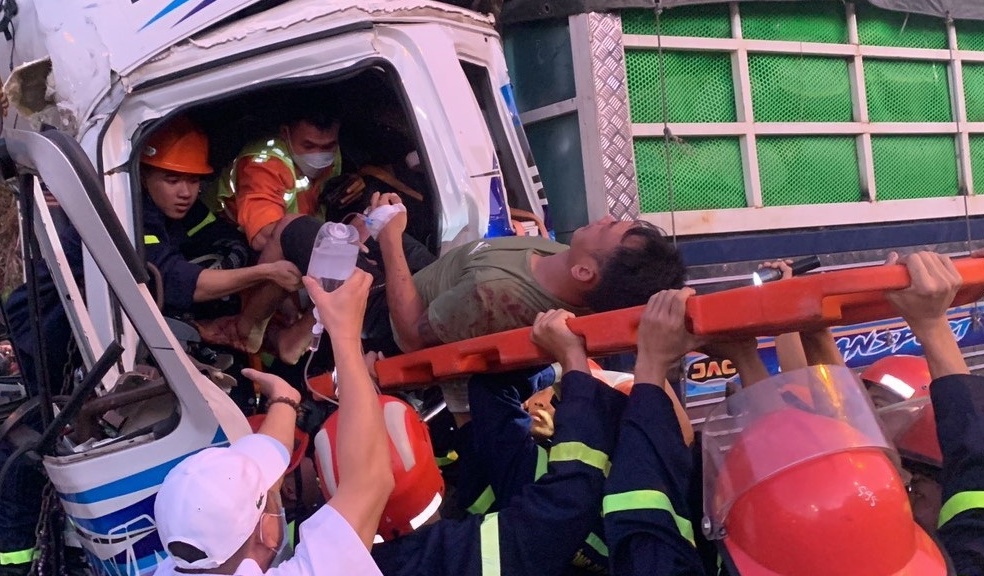 Đà Nẵng: Cứu thành công tài xế bị mắc kẹt trong cabin xe tải do tai nạn giao thông