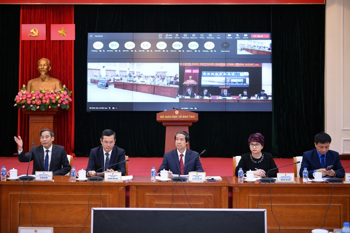 Bộ trưởng Bộ Giáo dục và Đào tạo đối thoại trực tuyến cán bộ, nhà giáo, người lao động