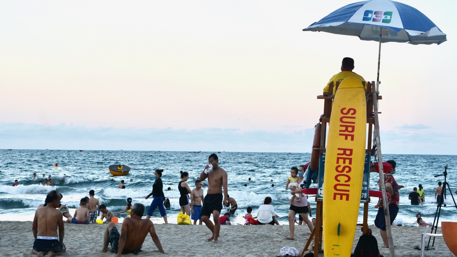 Đà Nẵng: Khuyến cáo du khách và người dân bảo quản tài sản khi vui chơi tắm biển