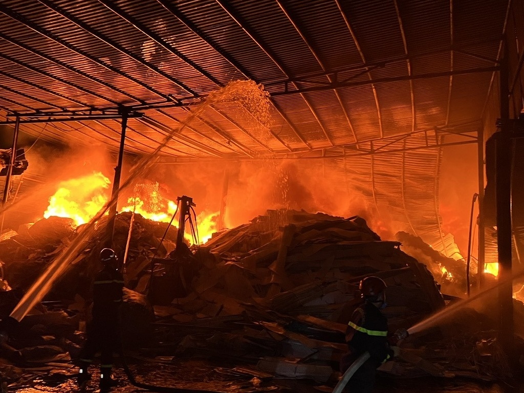 Chữa cháy nhà xưởng ở Hải Phòng, một cảnh sát phòng cháy, chữa cháy bị thương