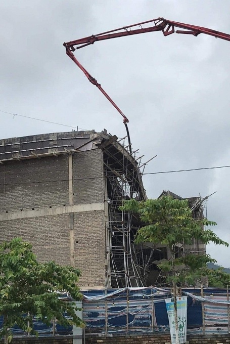 Một công nhân bị thương do sập giàn giáo
