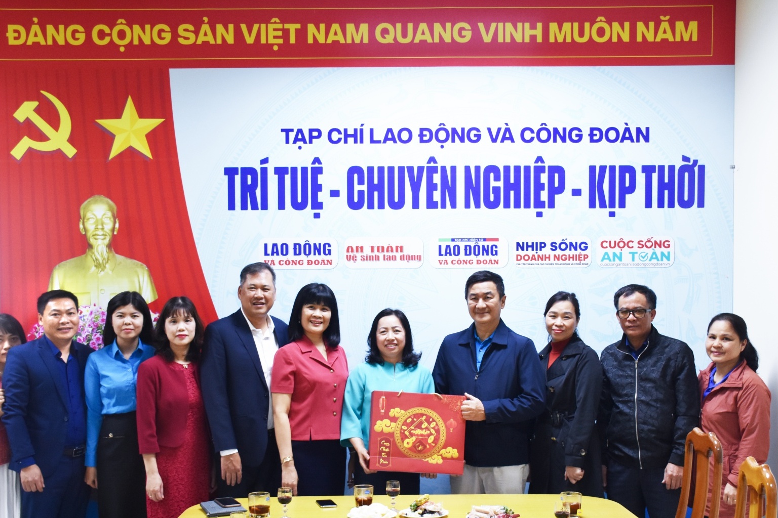 Lãnh đạo Tổng LĐLĐ Việt Nam chúc mừng Tạp chí Lao động và Công đoàn nhân dịp năm mới