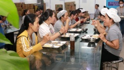Công đoàn giám sát chất lượng bữa ăn ca cho người lao động