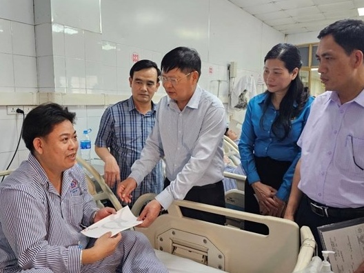 Lãnh đạo Tổng LĐLĐ Việt Nam thăm hỏi công nhân bị thương do cháy khí mê-tan