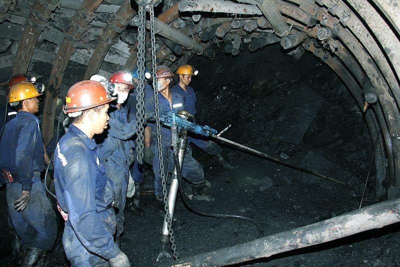 Nhận biết nguy cơ đe dọa tính mạng, sức khỏe người thợ mỏ để phòng ngừa hiệu quả