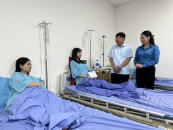 Đoàn công tác Tổng LĐLĐ Việt Nam thăm hỏi 12 nữ công nhân mang thai bị ngộ độc thực phẩm