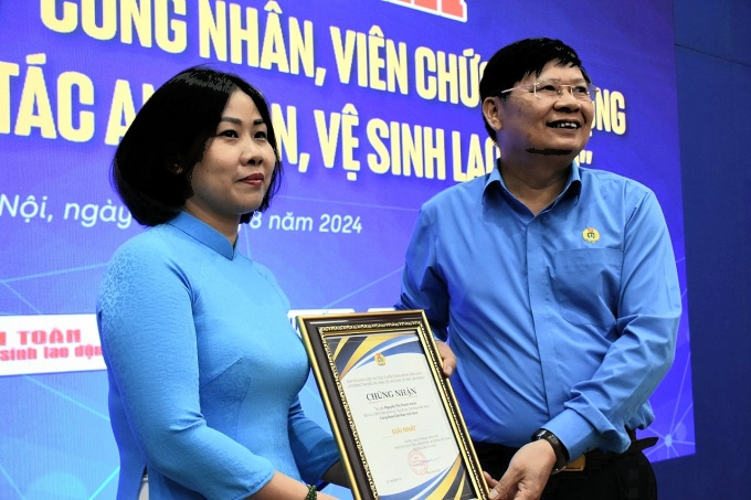 "Đau chết lặng vì tai nạn lao động, bố tôi vẫn nhận lỗi do mình chủ quan" "Đau chết lặng vì tai nạn lao động, bố tôi vẫn nhận lỗi do mình chủ quan"