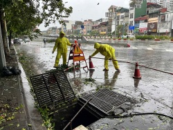 Công nhân thoát nước giữa siêu bão Yagi: “Chút nhọc nhằn này có sá gì?”