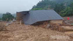 Sau bão vẫn còn mưa lớn, người lao động cẩn trọng với lũ quét, sạt lở đất