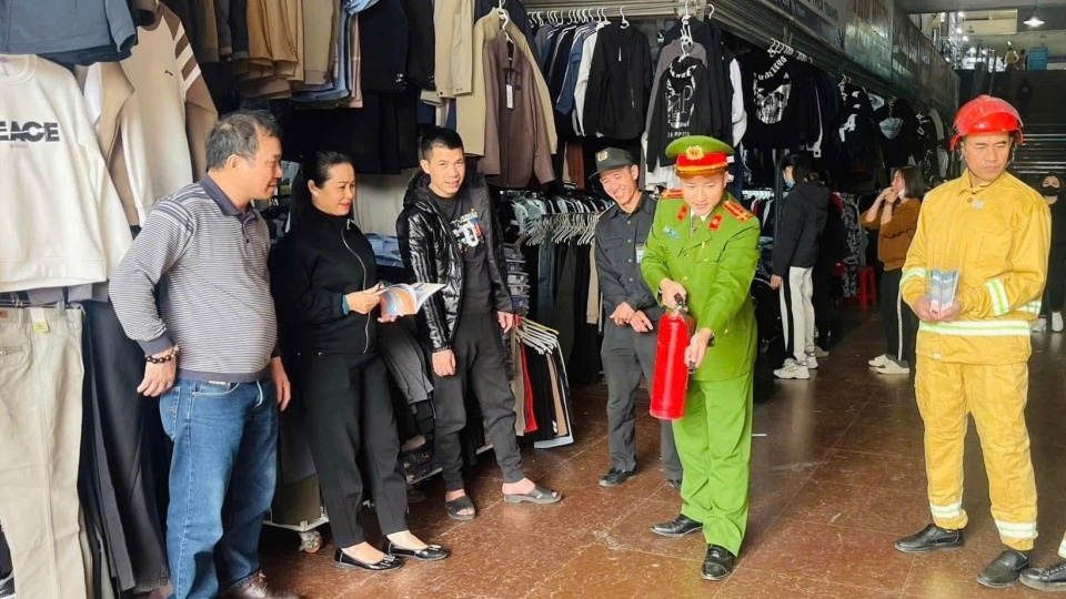 Khi có cháy, cần hô hoán và dập tắt những ngọn lửa nhỏ trước khi lan rộng