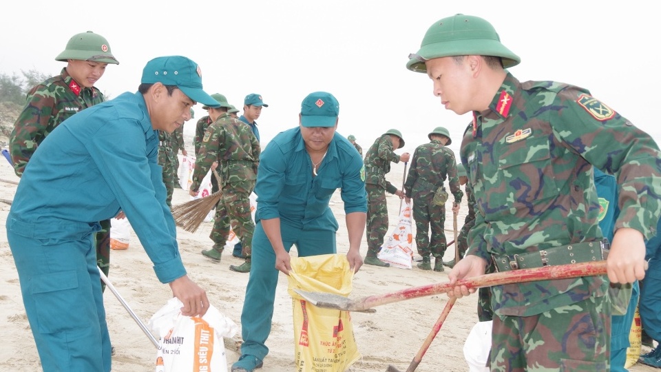 TP Huế: Quyết liệt ứng phó nạn dầu tràn vón cục, đảm bảo an toàn cuộc sống người dân