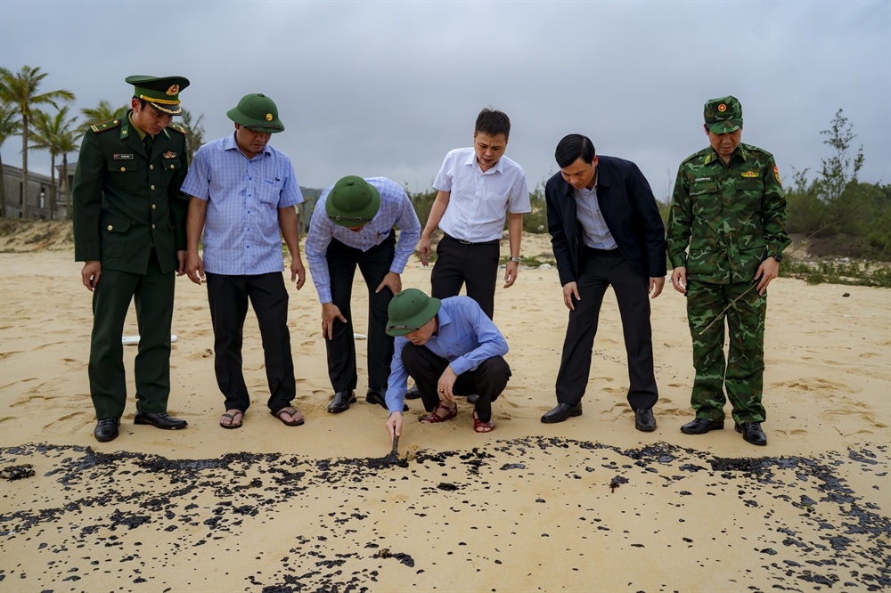 TP. Huế quyết liệt ứng phó nạn dầu tràn vón cục tại biển Chân Mây - Lăng Cô