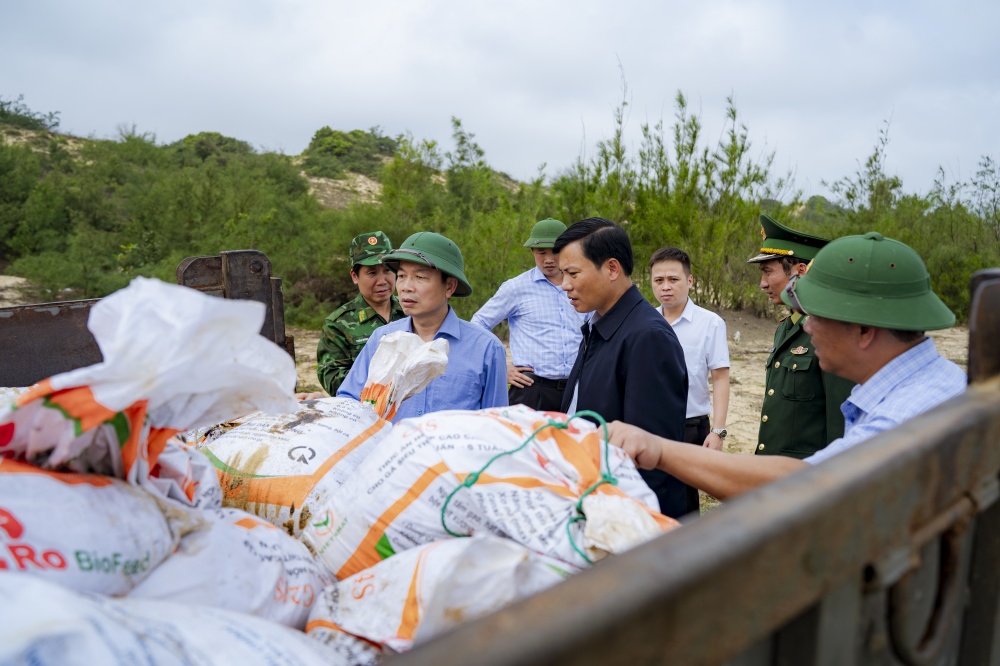 TP. Huế quyết liệt ứng phó nạn dầu tràn vón cục tại biển Chân Mây - Lăng Cô