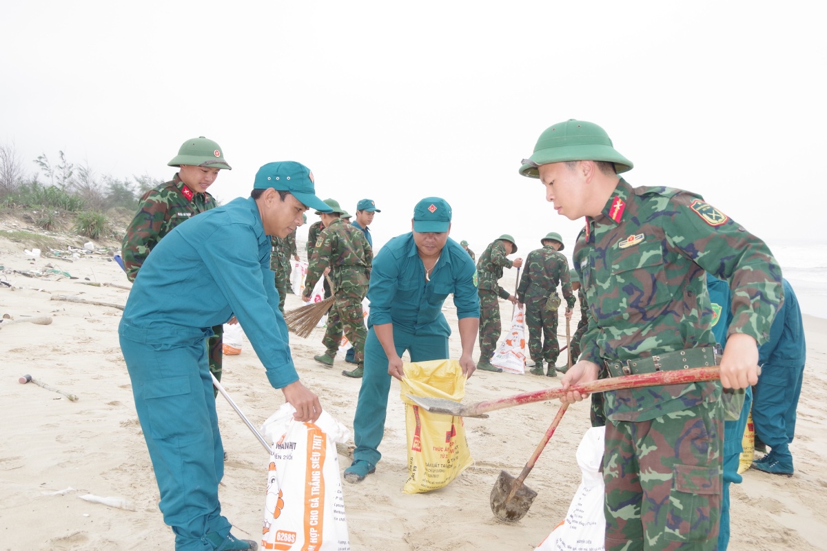 TP. Huế quyết liệt ứng phó nạn dầu tràn vón cục tại biển Chân Mây - Lăng Cô