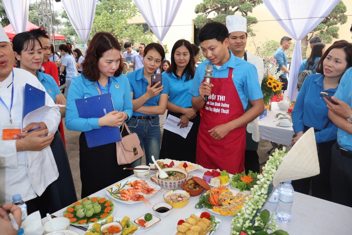 Nam nấu ăn, nữ cắm hoa: Hội thi lan tỏa thông điệp sẻ chia việc nhà dành cho người lao động ở Hải Dương