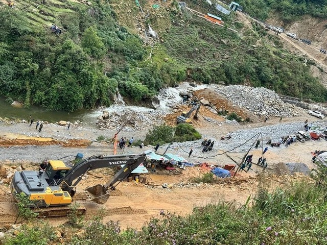 Sạt lở đất nghiêm trọng tại Lai Châu: 5 người mất tích, 4 người bị thương