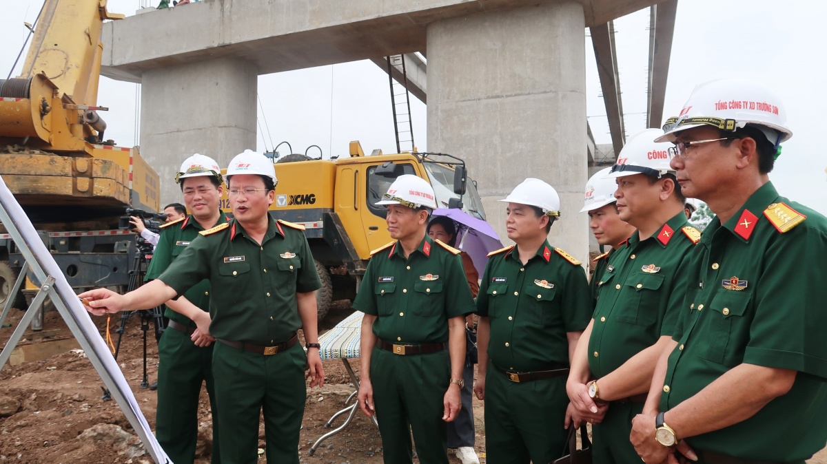 Công đoàn Quốc phòng và Binh đoàn 12 chăm lo đời sống người lao động tại công trường cầu Phong Châu
